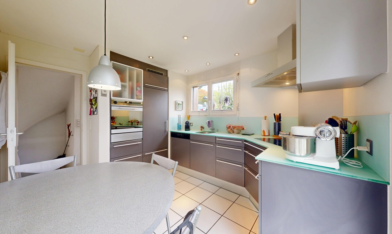 küche mit arbeitsplatten, pendelleuchte, dunstabzugshaube, natürliches licht, und natural light