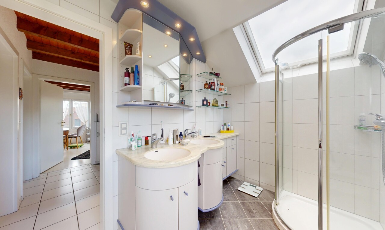 bad mit natural light, natürliches licht, tile wall, fliesenwand, und spiegel