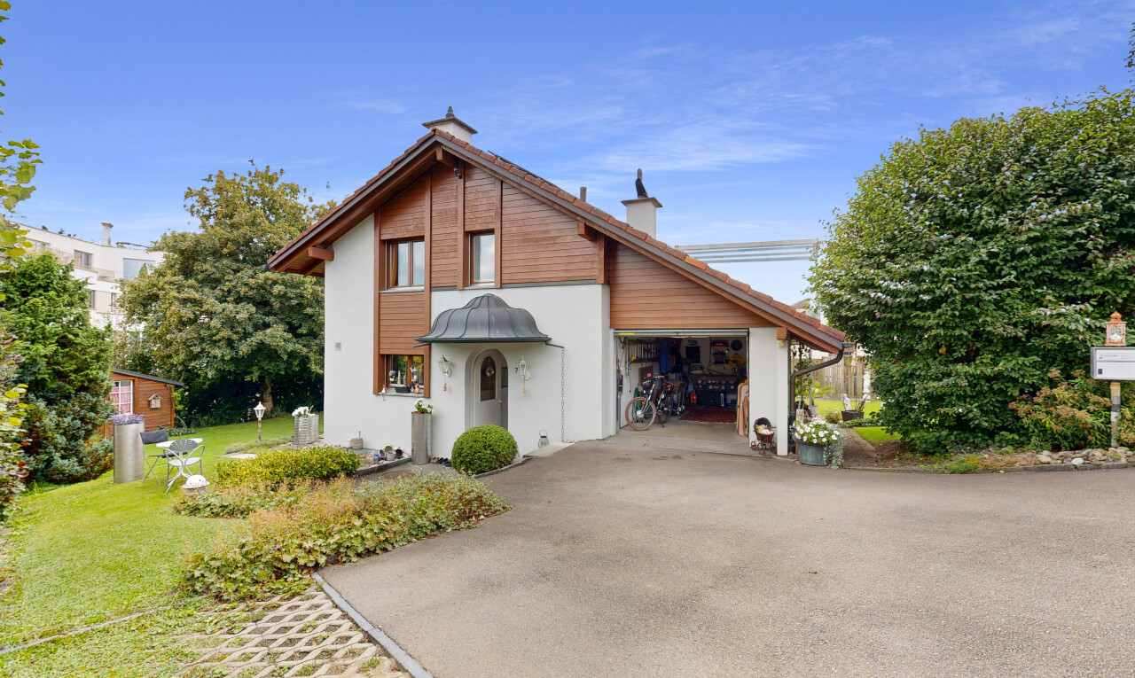außenansicht mit property visible, auffahrt, rasen, day time, und horizontale verkleidung