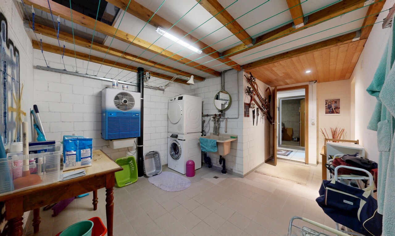 wäschekammer mit inside property, wäscherei, waschturm, keller, und luftentfeuchter