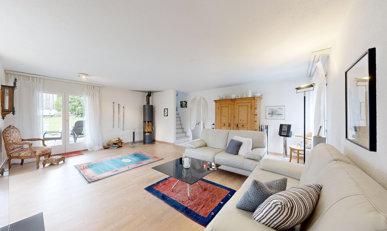 wohnzimmer mit natural light, natürliches licht, wood finish floor, holzfußboden, und inside property