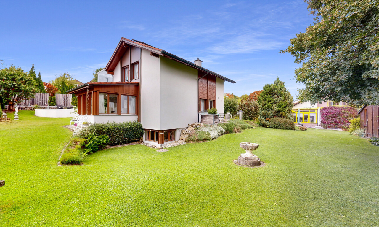 außenansicht mit wintergarten, rasen, property visible, stuckverkleidung, und day time