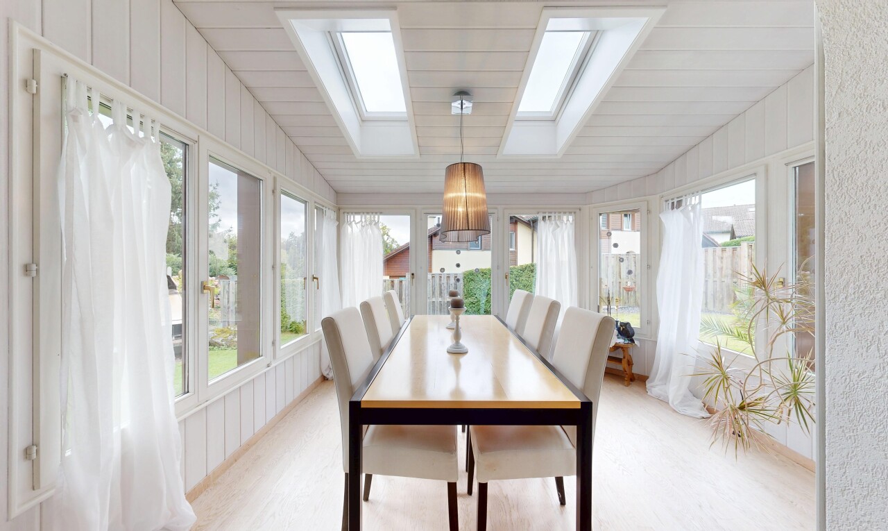 esszimmer mit inside property, natural light, natürliches licht, wood wall, und holzwand