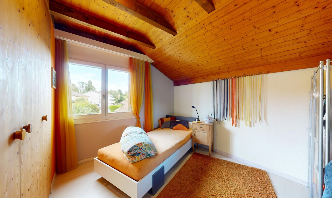 zimmer / schlafzimmer mit day time, vaulted ceiling, dachschräge, natural light, und natürliches licht