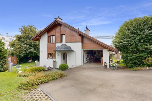 außenansicht mit property visible, auffahrt, rasen, day time, und horizontale verkleidung