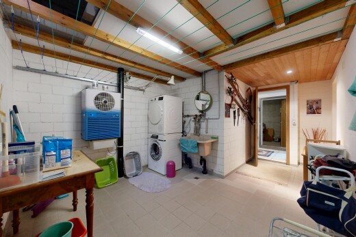 wäschekammer mit inside property, wäscherei, waschturm, keller, und luftentfeuchter