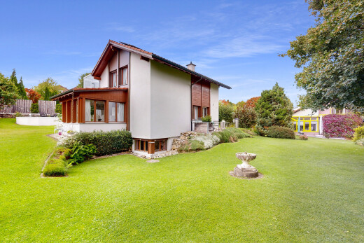 außenansicht mit wintergarten, rasen, property visible, stuckverkleidung, und day time