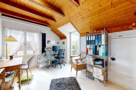 büro mit bürobereich, inside property, beamed ceiling, balkendecke, und natural light