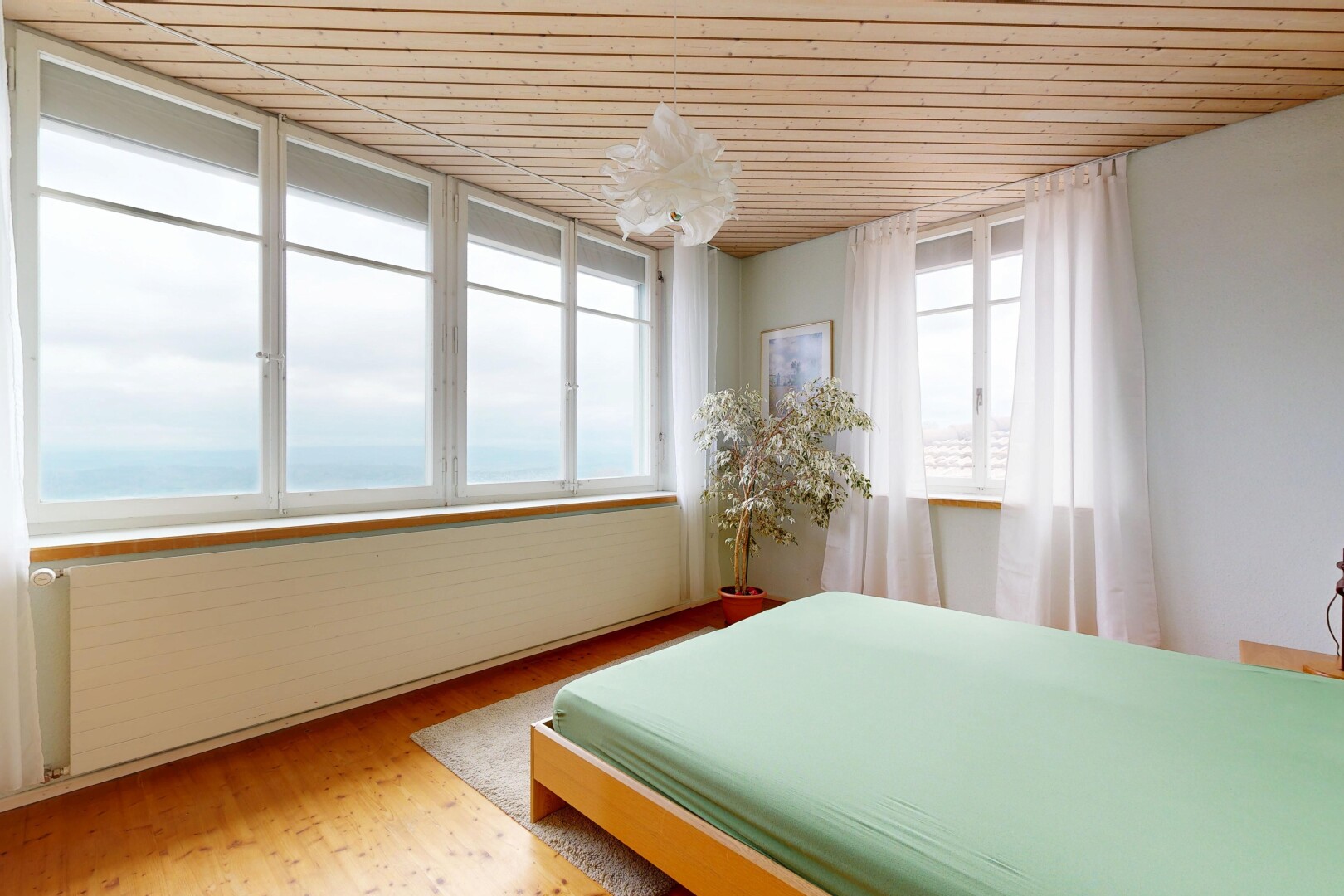 chambre avec wood finish floor, sol en finition bois, wood ceiling, plafond en bois, et inside property
