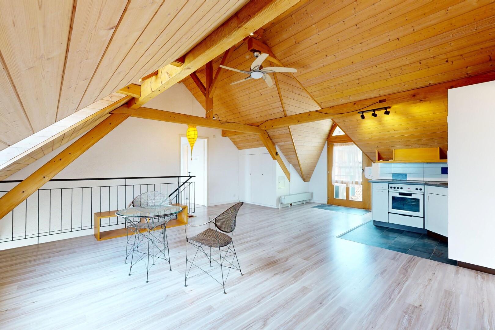 salle à manger avec plafond à poutres, beamed ceiling, sol en finition bois, wood finish floor, et inside property