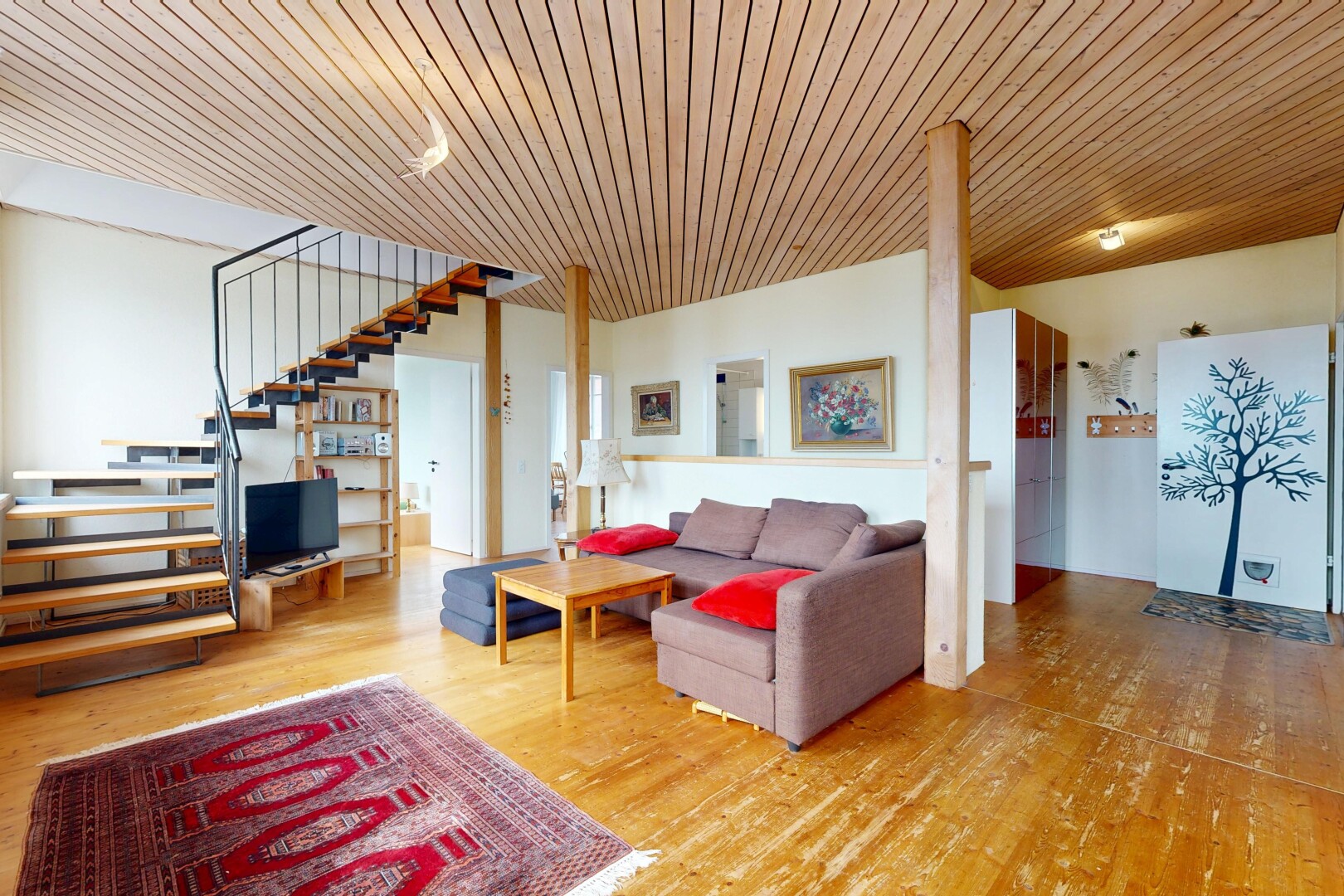 salon avec drywall, cloison sèche, inside property, wood finish floor, et sol en finition bois
