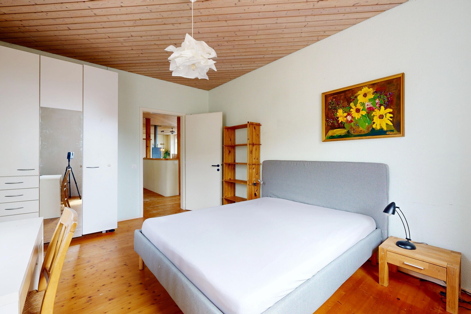 chambre avec wood finish floor, sol en finition bois, inside property, light floor, et drywall