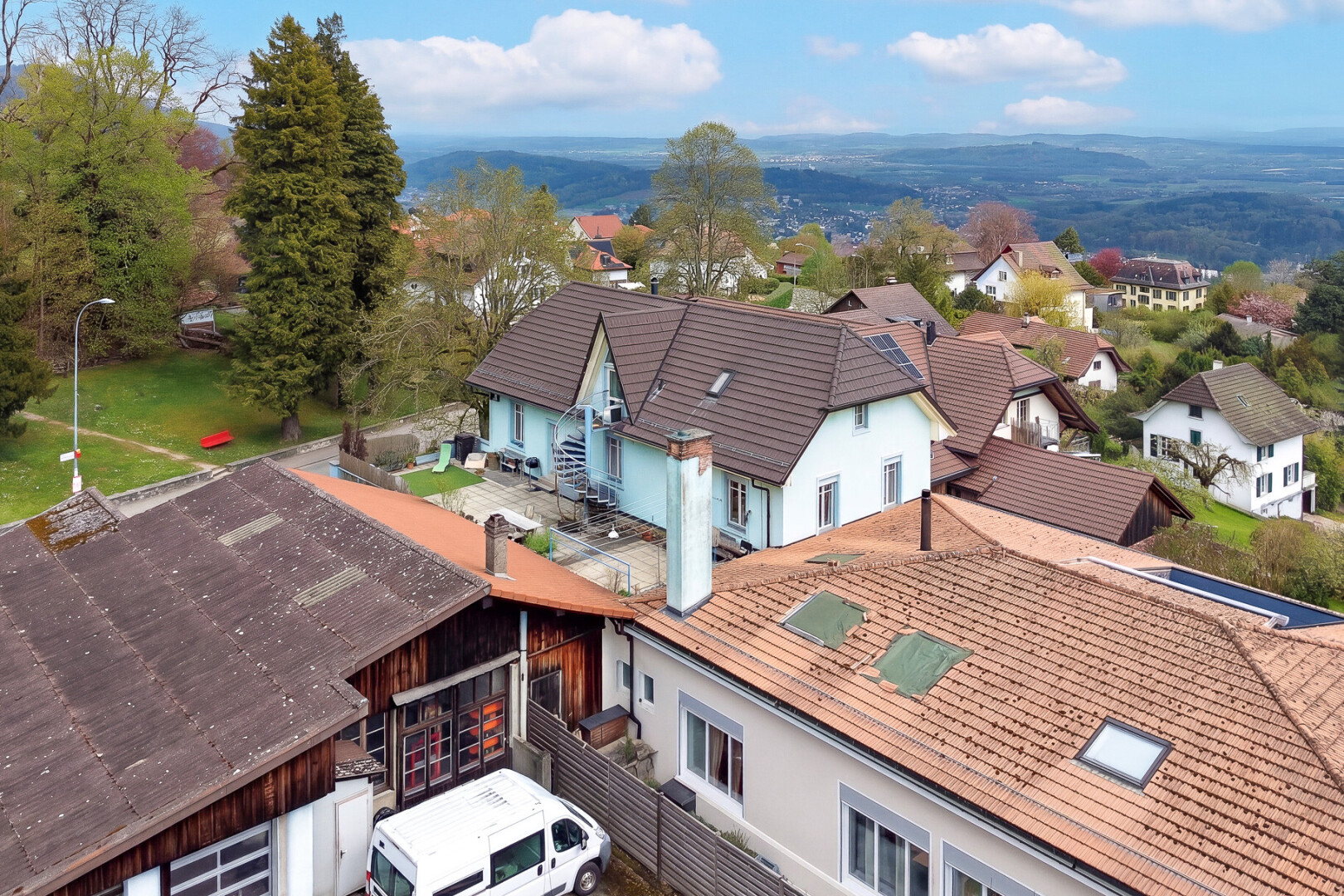 façade avec vue résidentielle, residential view, day time, bardage en stuc, et drone view