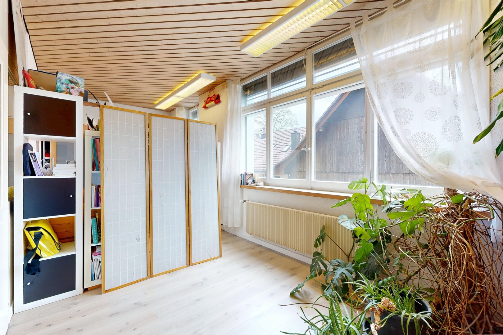 terrasse avec véranda, inside property, et radiateur