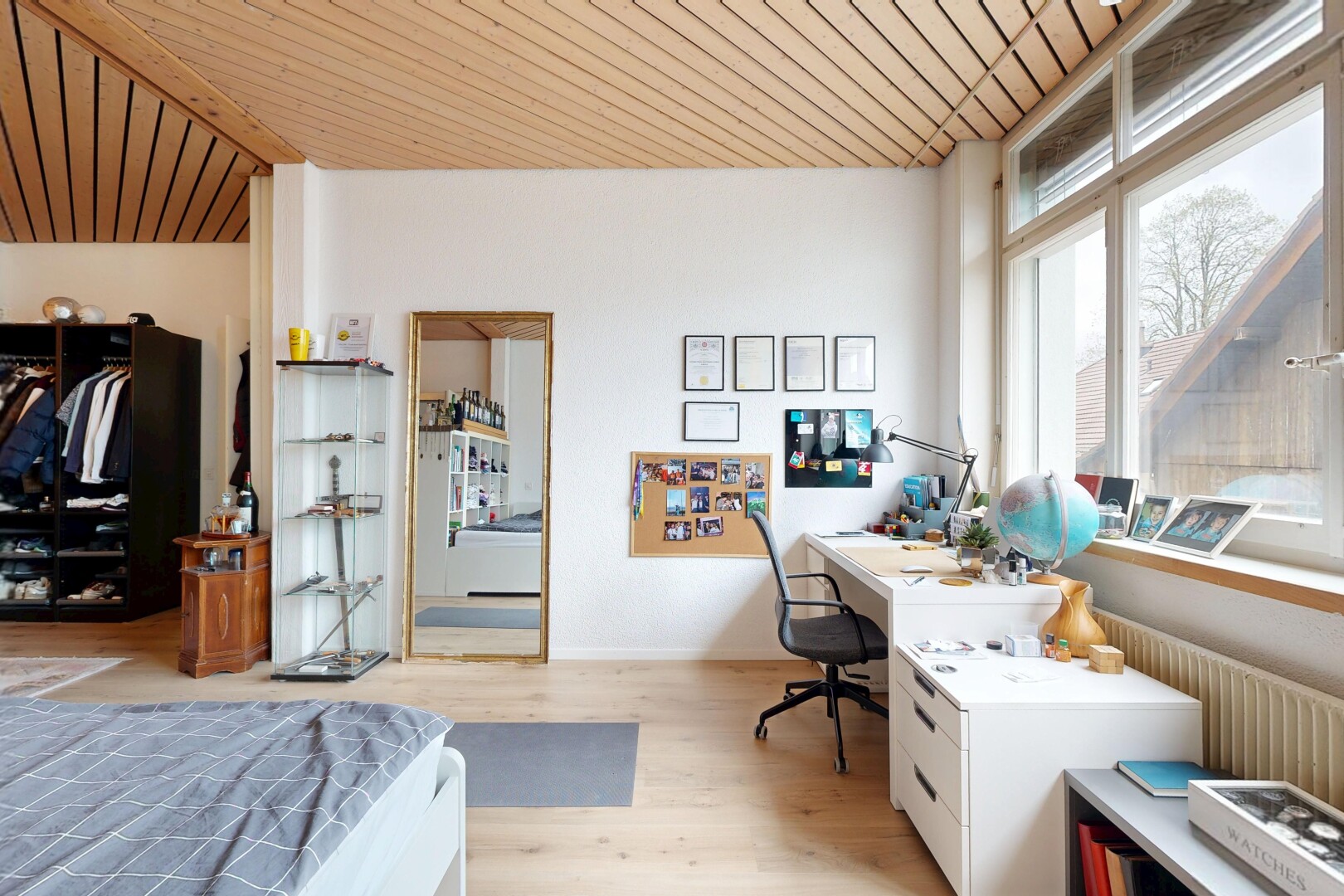 chambre avec plafond en bois, wood ceiling, inside property, light floor, et sol en finition bois