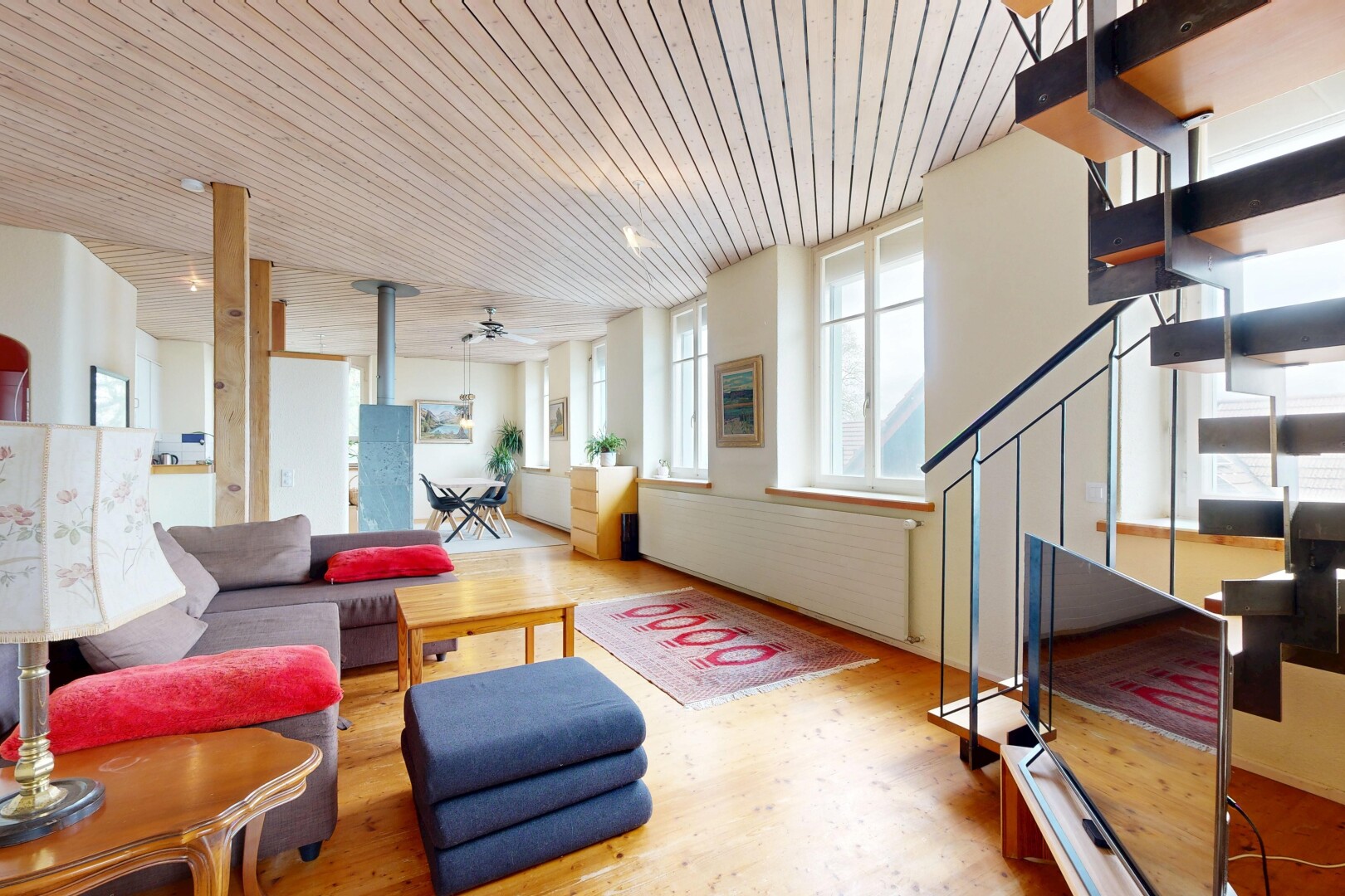 salon avec wood ceiling, plafond en bois, télévision, wood finish floor, et sol en finition bois