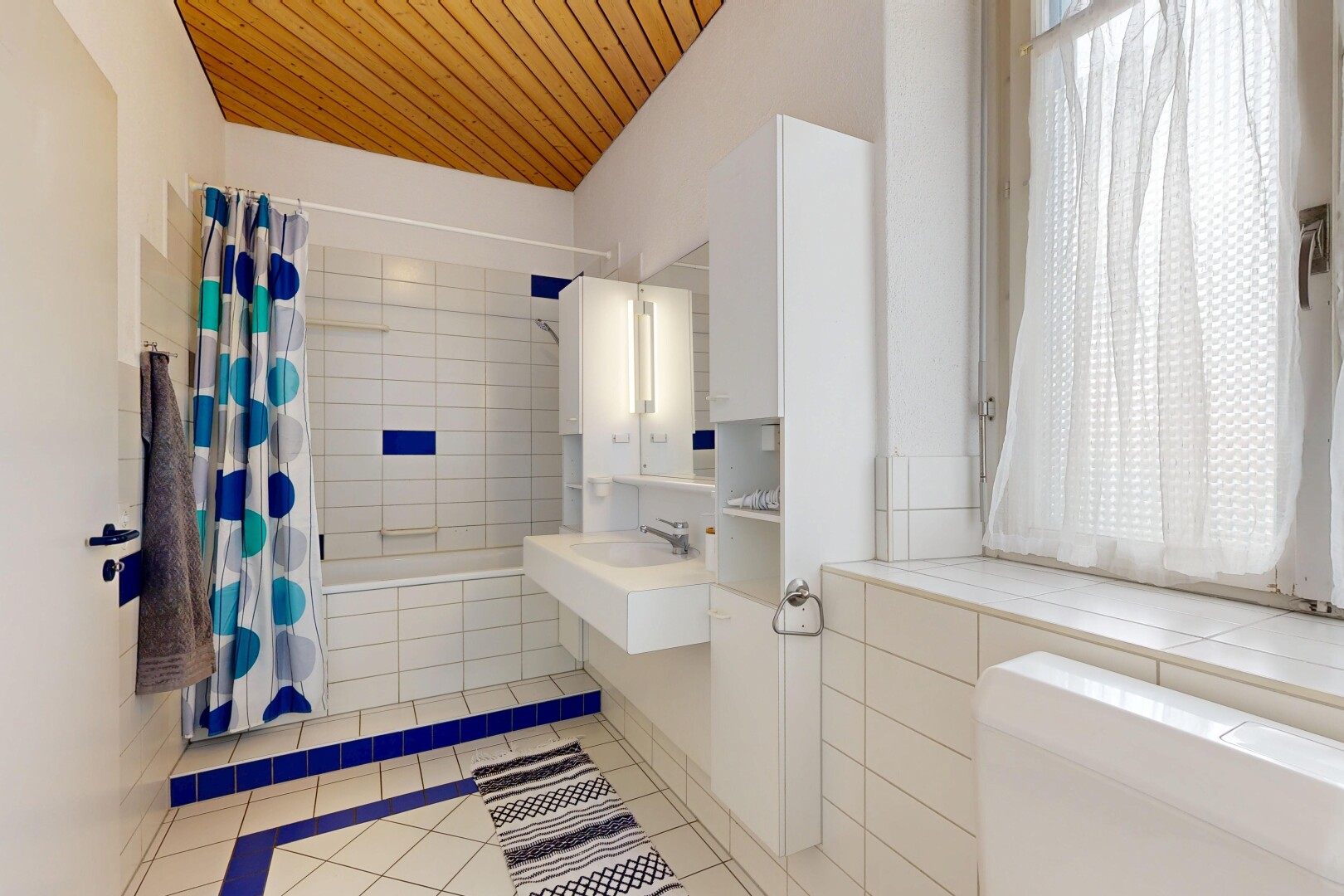 salle de bains avec light floor, salle de bain complète, lumière naturelle, natural light, et inside property