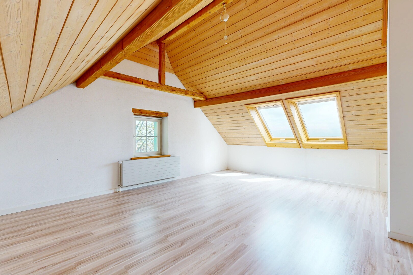 pièce vide avec wood ceiling, plafond en bois, beamed ceiling, plafond à poutres, et wood finish floor