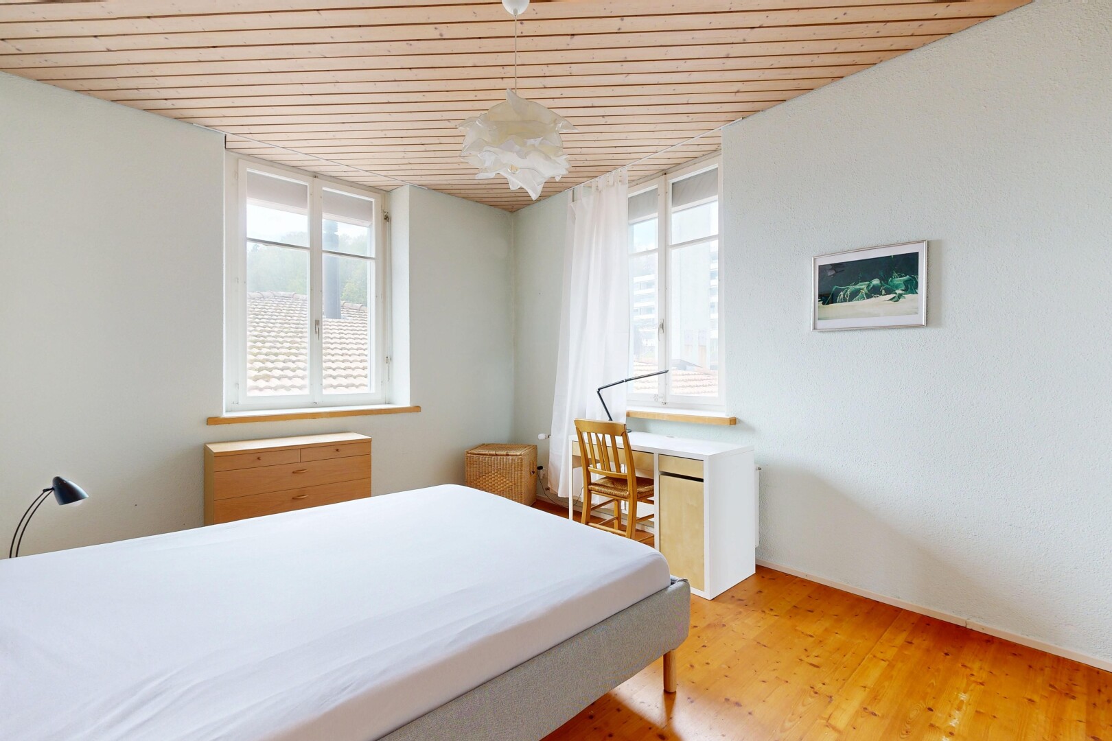 chambre avec wood ceiling, plafond en bois, drywall, cloison sèche, et wood finish floor