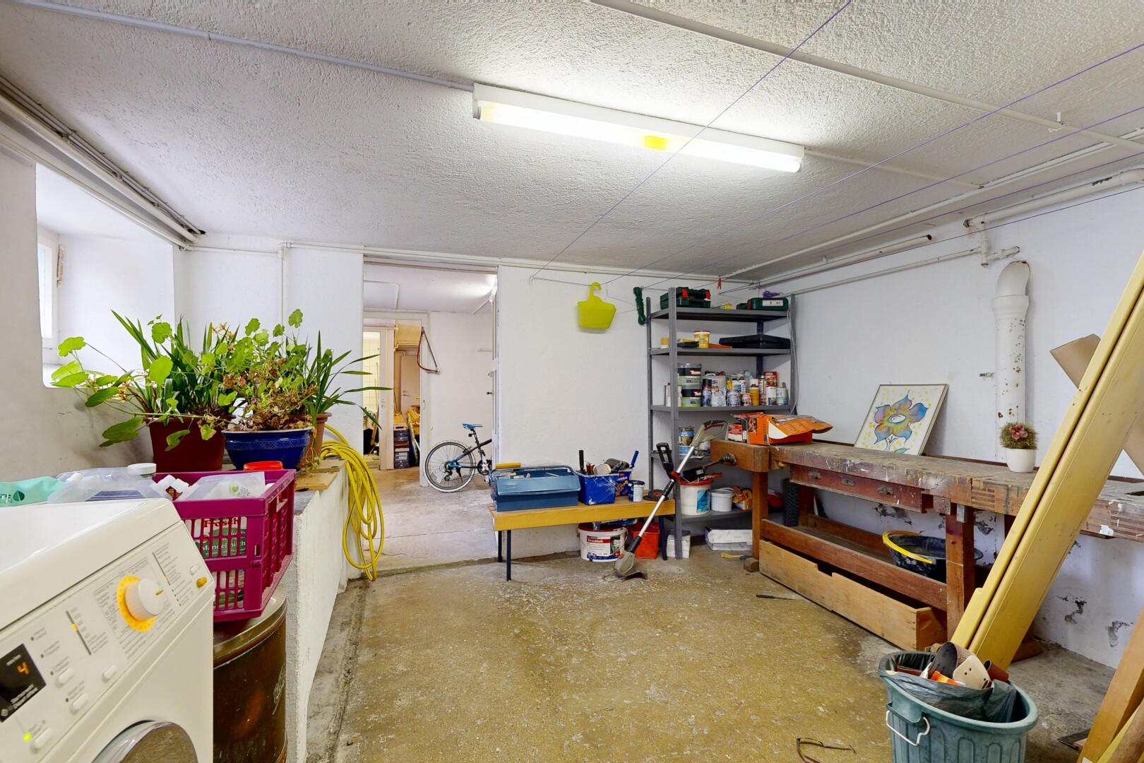 buanderie avec buanderie, lave-linge et sèche-linge, inside property, concrete floor, et sol en béton
