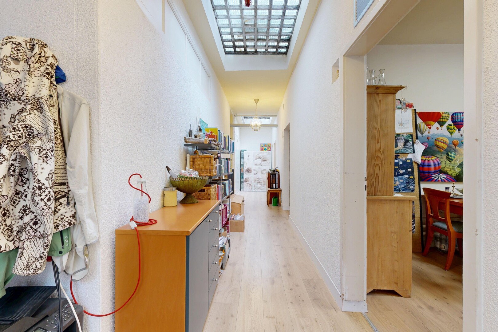 couloir avec inside property, sol en finition bois, wood finish floor, et light floor