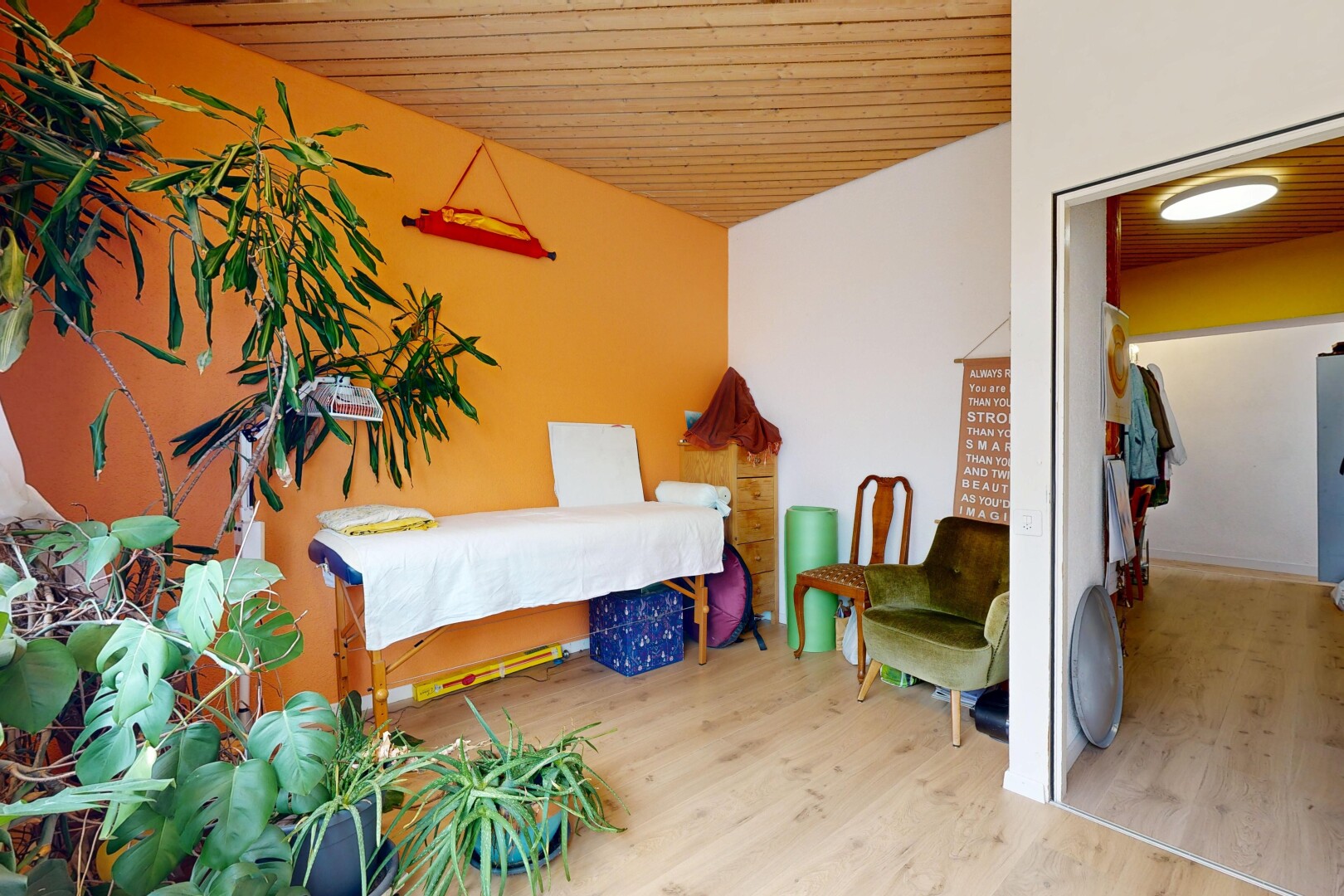 chambre avec plafond en bois, wood ceiling, cloison sèche, drywall, et sol en finition bois
