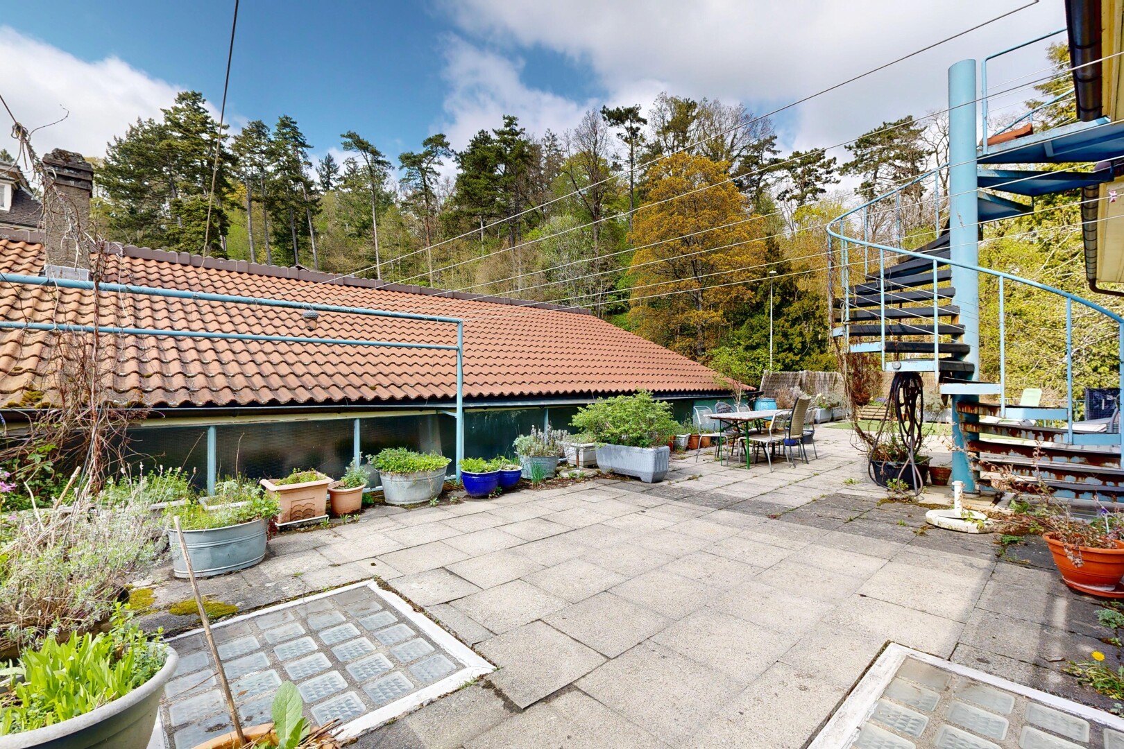 terrasse avec day time, from property, coin repas extérieur, escaliers, et power lines view