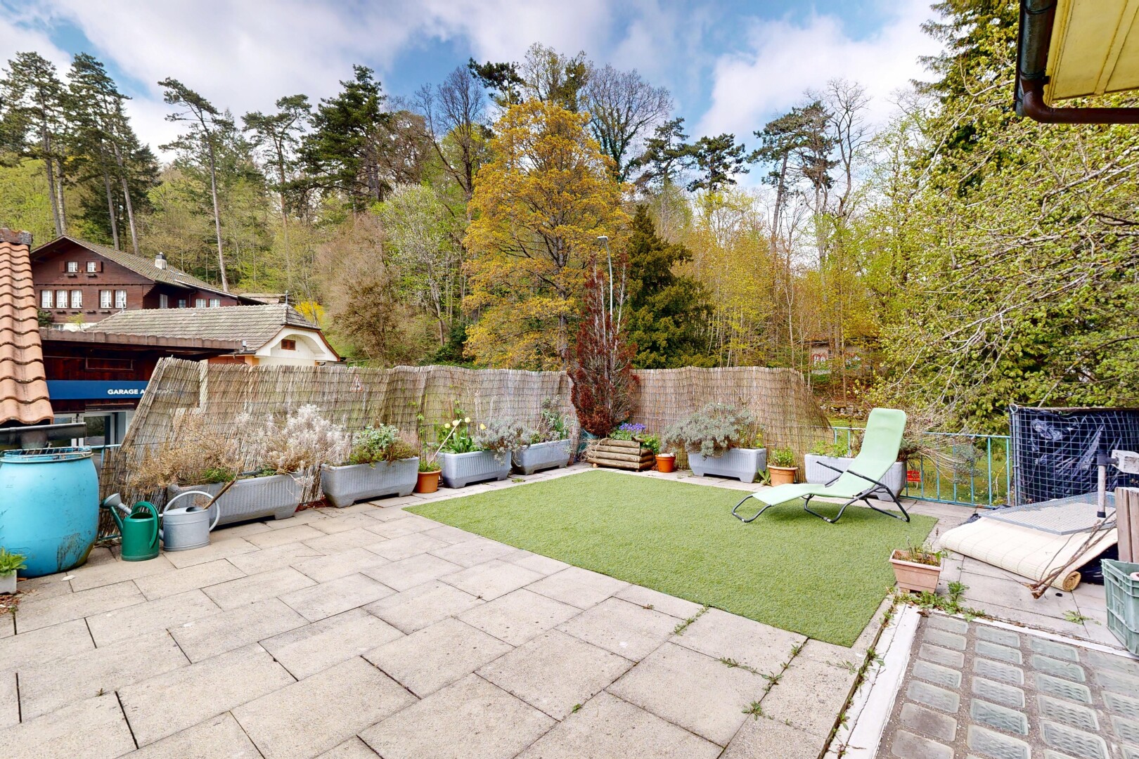 terrasse avec from property, terrasse, clôture, day time, et pelouse
