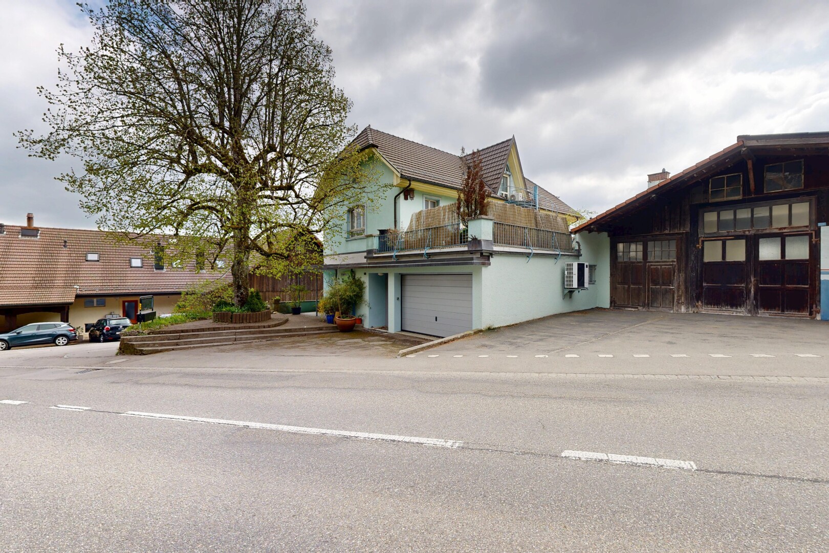 façade avec overcast, garage intégré, et allée