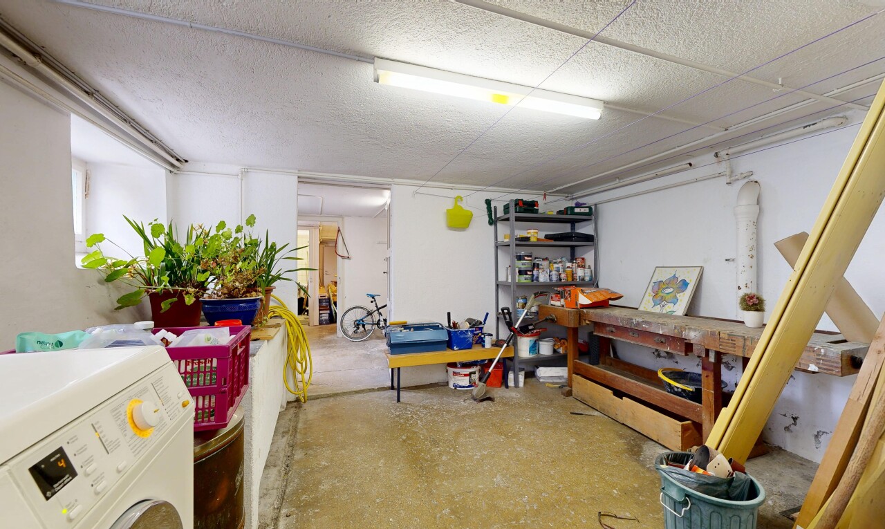 buanderie avec buanderie, lave-linge et sèche-linge, inside property, concrete floor, et sol en béton