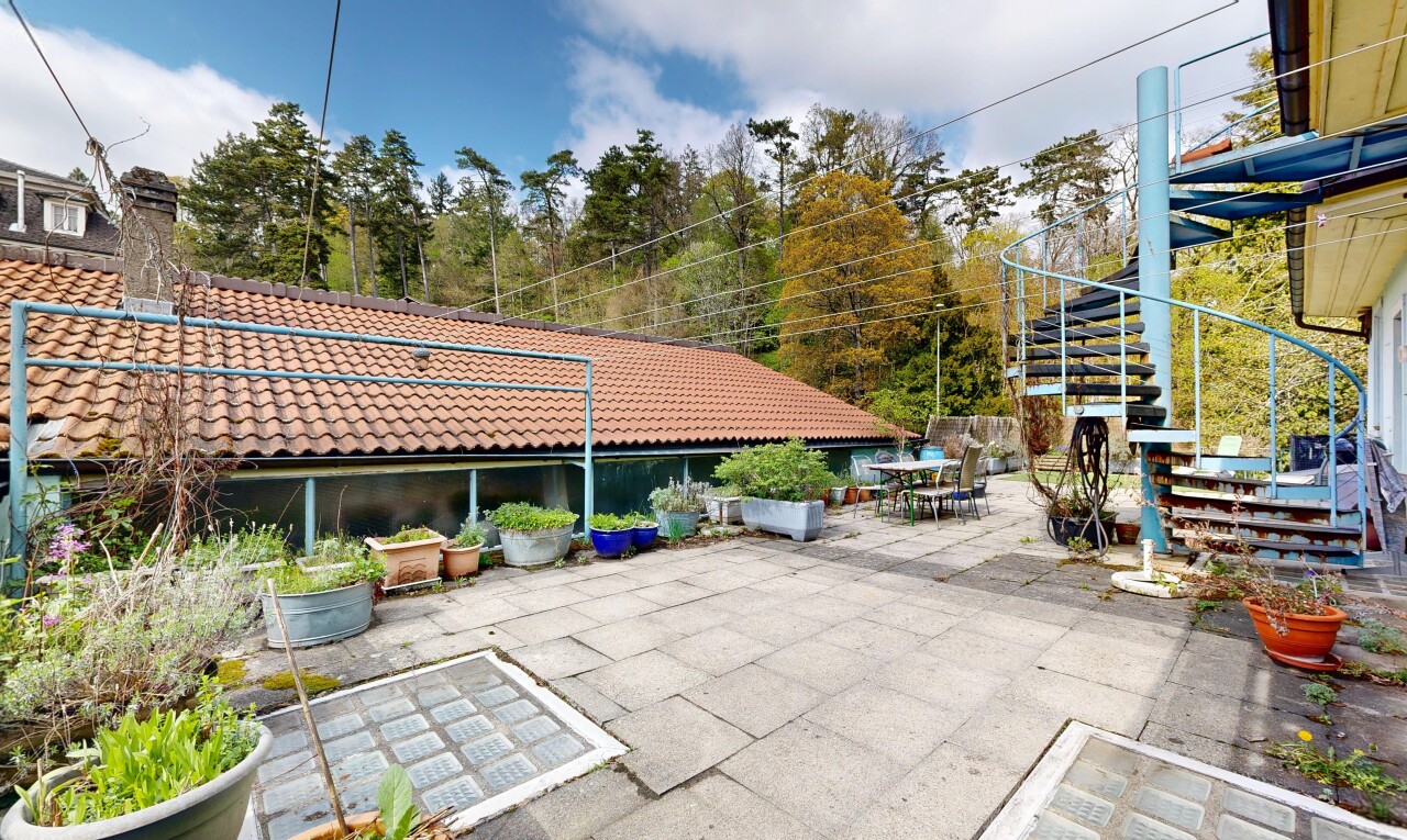terrasse avec day time, from property, coin repas extérieur, escaliers, et power lines view