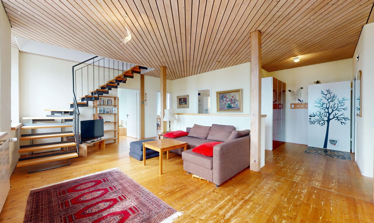 salon avec drywall, cloison sèche, inside property, wood finish floor, et sol en finition bois