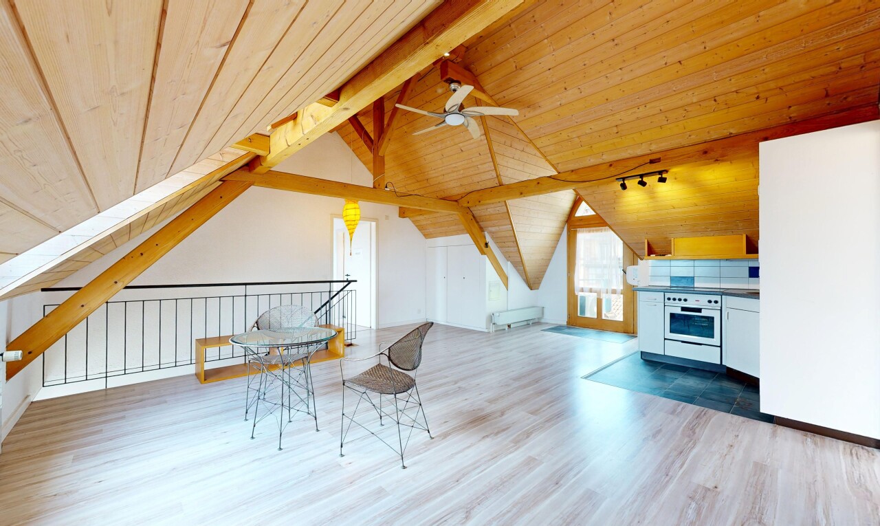 salle à manger avec plafond à poutres, beamed ceiling, sol en finition bois, wood finish floor, et inside property