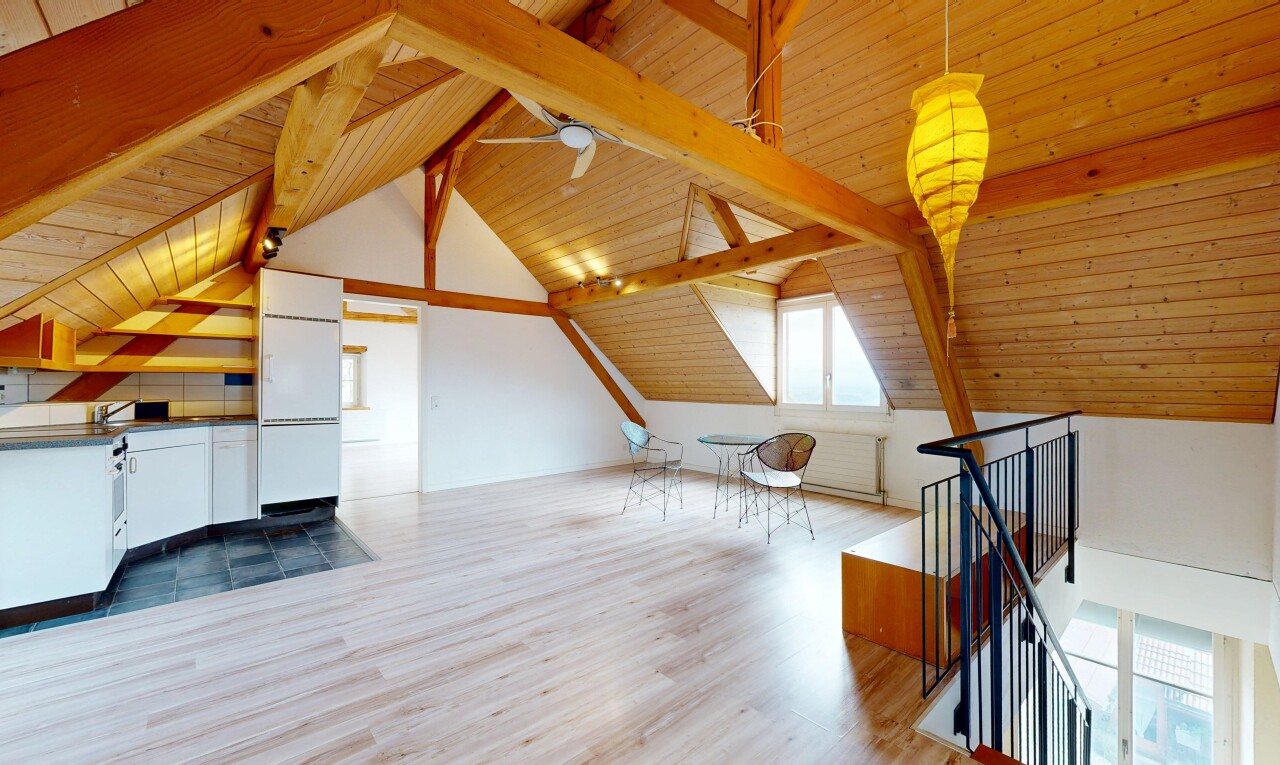 pièce vide avec plafond à poutres, beamed ceiling, lumière naturelle, natural light, et sol en finition bois