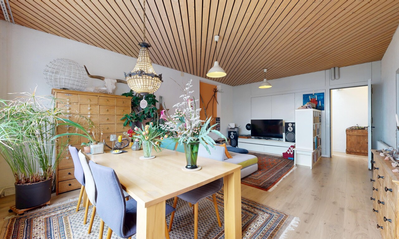 salon / salle à manger avec wood ceiling, plafond en bois, télévision, inside property, et wood finish floor