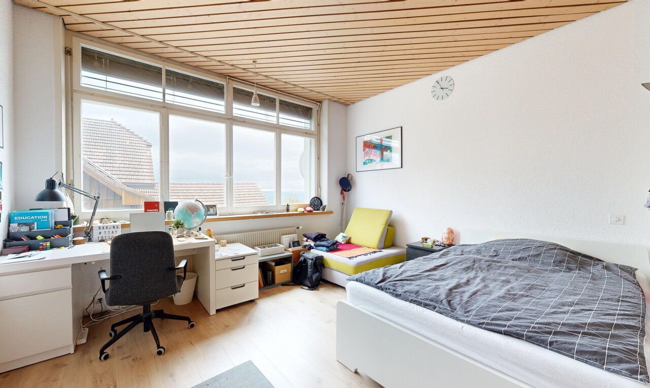 chambre avec lumière naturelle, natural light, sol en finition bois, wood finish floor, et cloison sèche