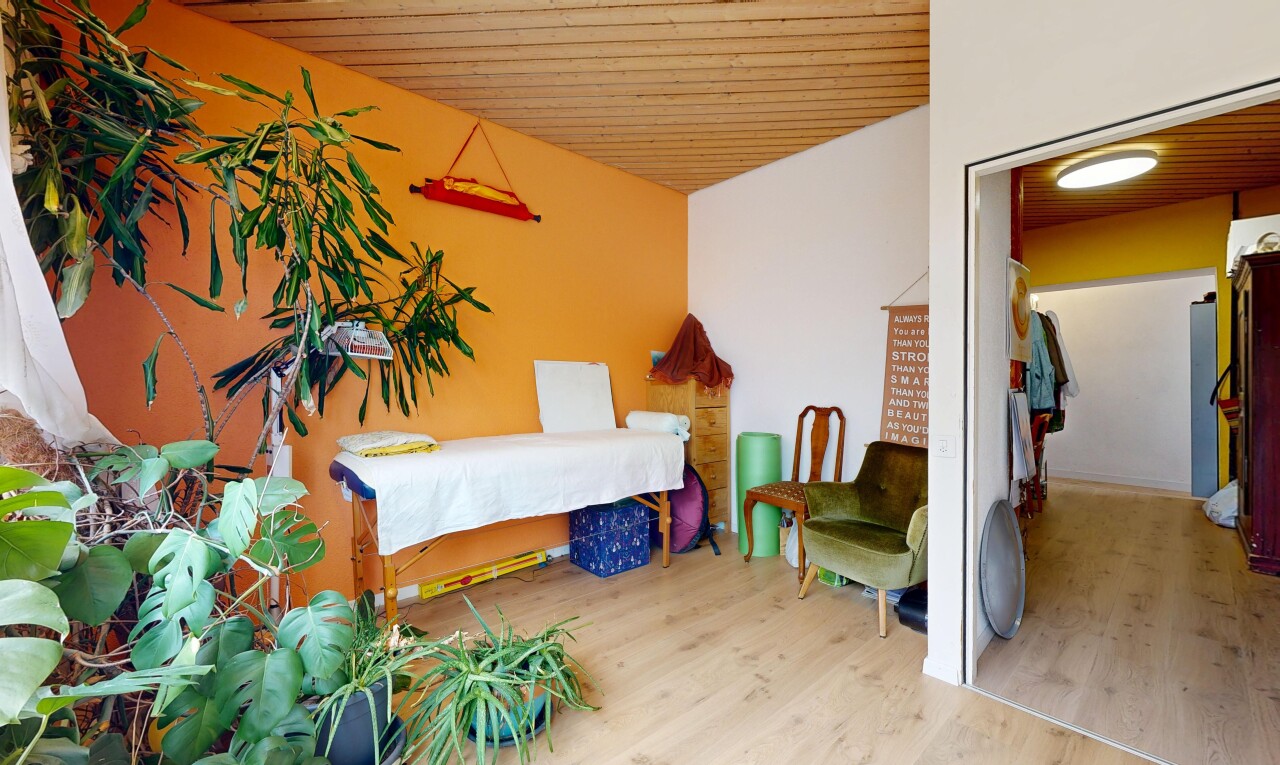 chambre avec plafond en bois, wood ceiling, cloison sèche, drywall, et sol en finition bois