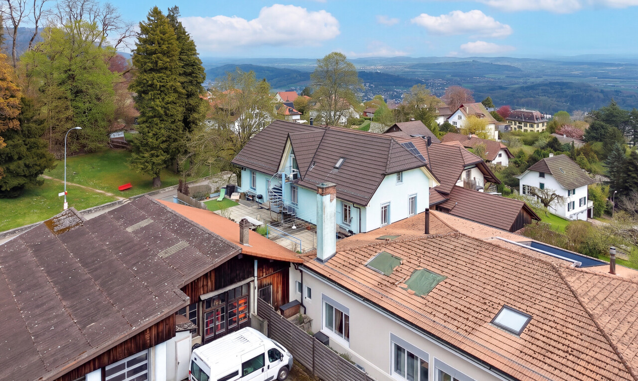 façade avec vue résidentielle, residential view, day time, bardage en stuc, et drone view