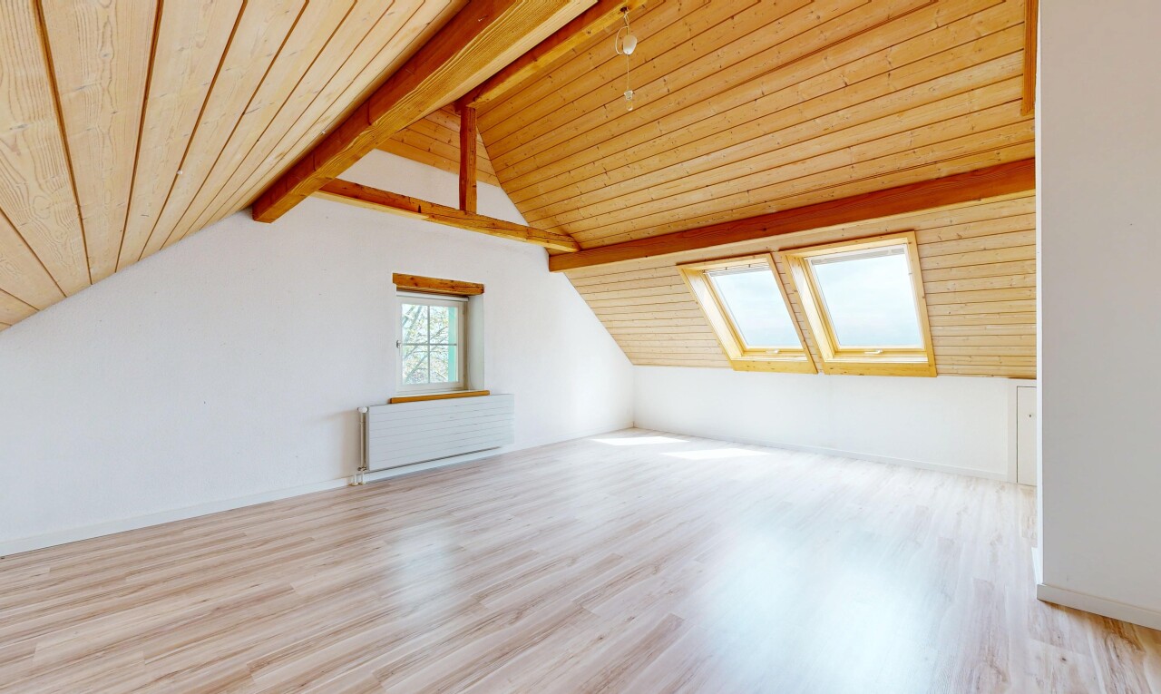 pièce vide avec wood ceiling, plafond en bois, beamed ceiling, plafond à poutres, et wood finish floor