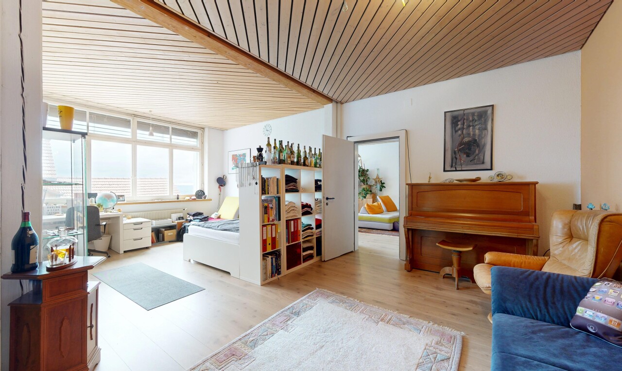 salon avec wood finish floor, sol en finition bois, inside property, natural light, et lumière naturelle