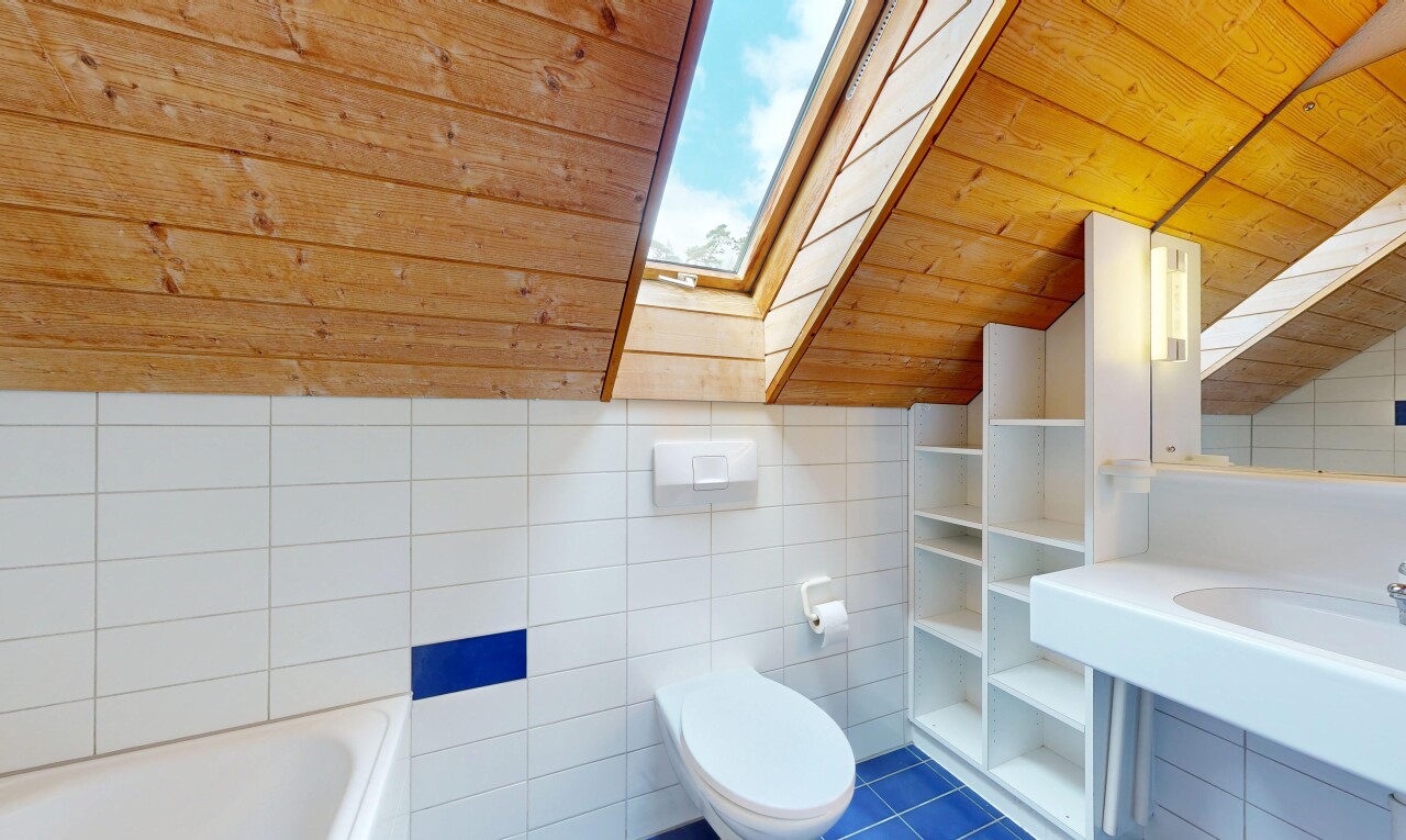 salle de bains avec mur en carrelage, tile wall, salle de bain complète, plafond voûté, et vaulted ceiling