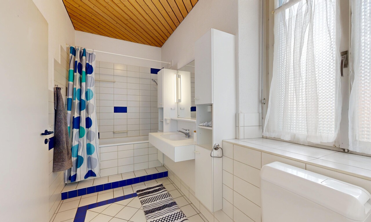 salle de bains avec light floor, salle de bain complète, lumière naturelle, natural light, et inside property