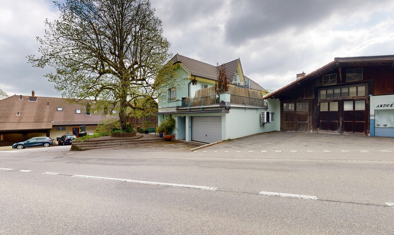 façade avec overcast, garage intégré, et allée