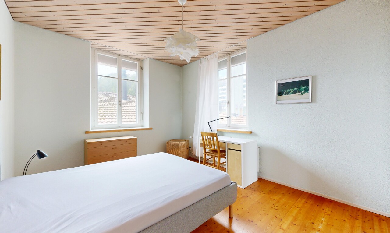 chambre avec wood ceiling, plafond en bois, drywall, cloison sèche, et wood finish floor