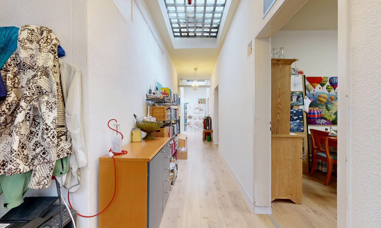 couloir avec inside property, sol en finition bois, wood finish floor, et light floor