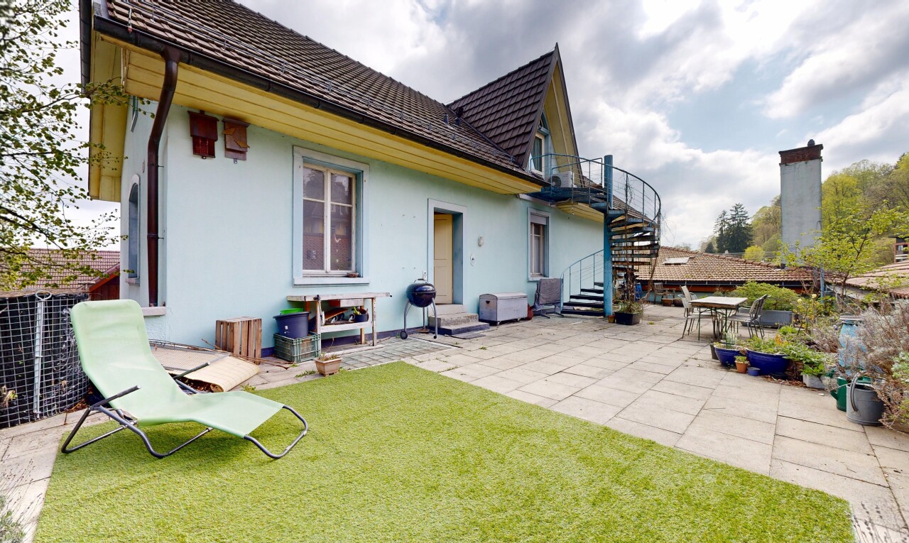 façade avec terrasse, pelouse, property visible, escaliers, et bardage en stuc