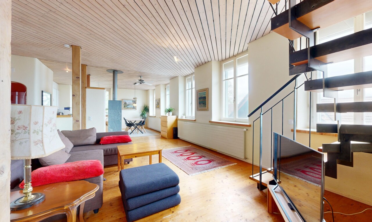 salon avec wood ceiling, plafond en bois, télévision, wood finish floor, et sol en finition bois