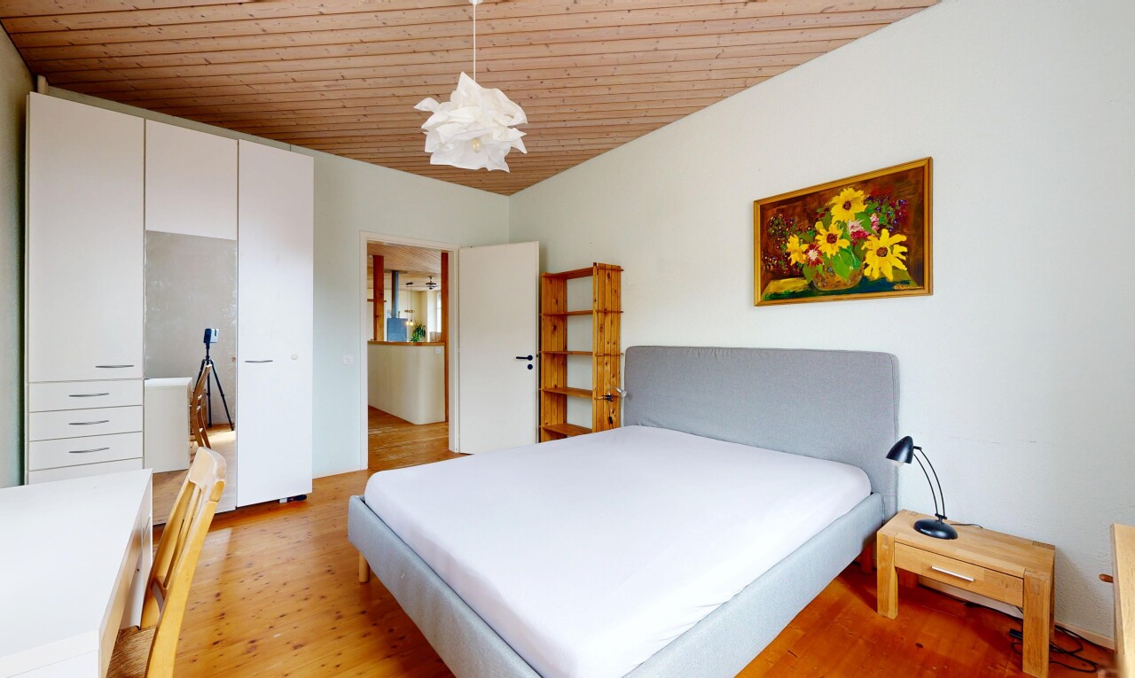 chambre avec wood finish floor, sol en finition bois, inside property, light floor, et drywall