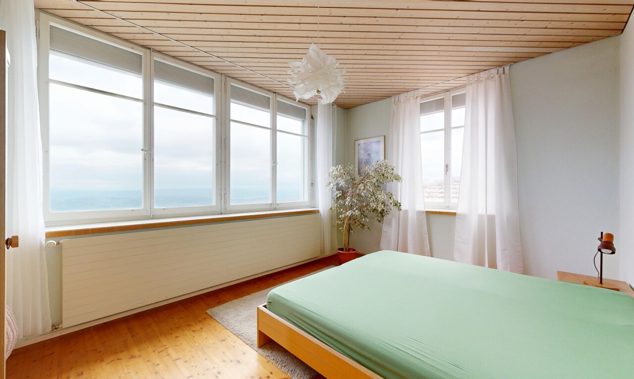 chambre avec wood finish floor, sol en finition bois, wood ceiling, plafond en bois, et inside property
