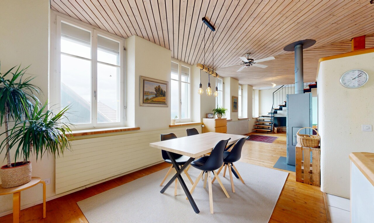 salle à manger avec plafond en bois, wood ceiling, inside community, sol en finition bois, et wood finish floor